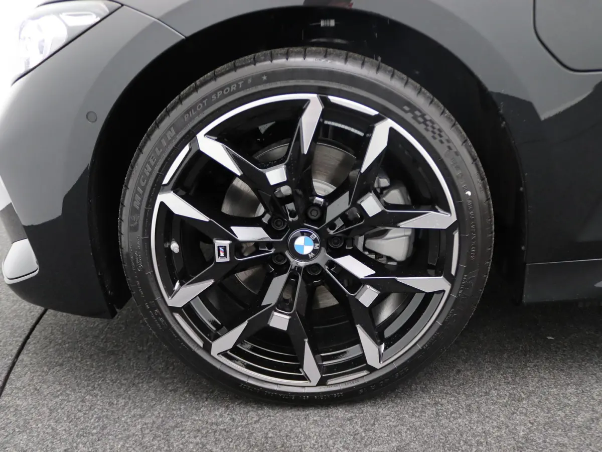 330e M Sport Edition | SoH 100% | Innovation Pack | Comfort Pack | Stuurwielrand Verwarmd | Trekhaak | Panoramdak | Elektrisch Verstelbare Sportstoelen | Driving Assistant | DAB | HiFi | 19'