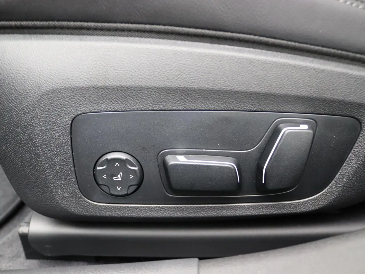 330e M Sport Edition | SoH 100% | Innovation Pack | Comfort Pack | Stuurwielrand Verwarmd | Trekhaak | Panoramdak | Elektrisch Verstelbare Sportstoelen | Driving Assistant | DAB | HiFi | 19'