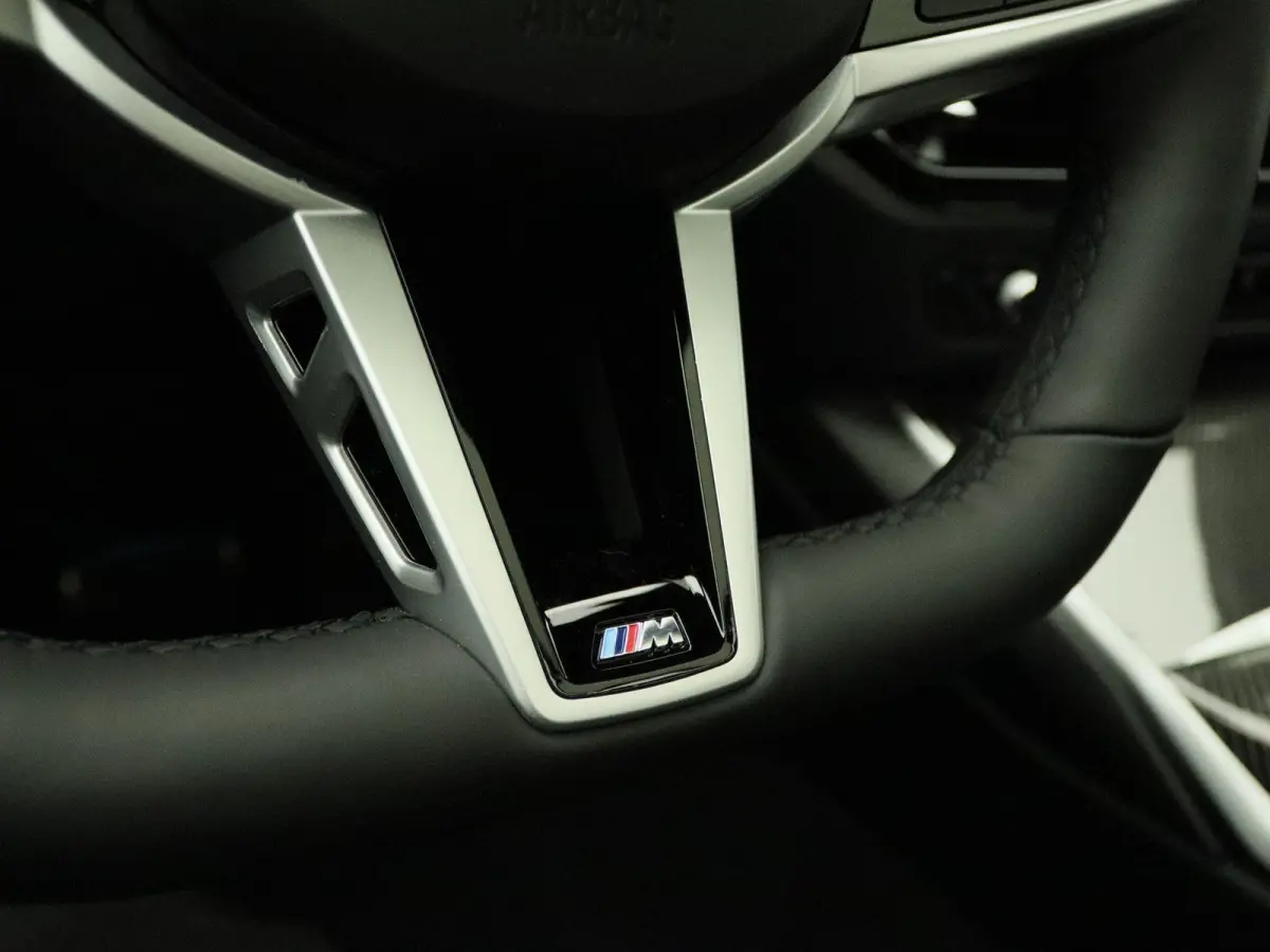 330e M Sport Edition | SoH 100% | Innovation Pack | Comfort Pack | Stuurwielrand Verwarmd | Trekhaak | Panoramdak | Elektrisch Verstelbare Sportstoelen | Driving Assistant | DAB | HiFi | 19'