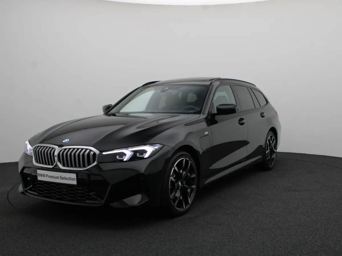 330e M Sport Edition | SoH 100% | Innovation Pack | Comfort Pack | Stuurwielrand Verwarmd | Trekhaak | Panoramdak | Elektrisch Verstelbare Sportstoelen | Driving Assistant | DAB | HiFi | 19'