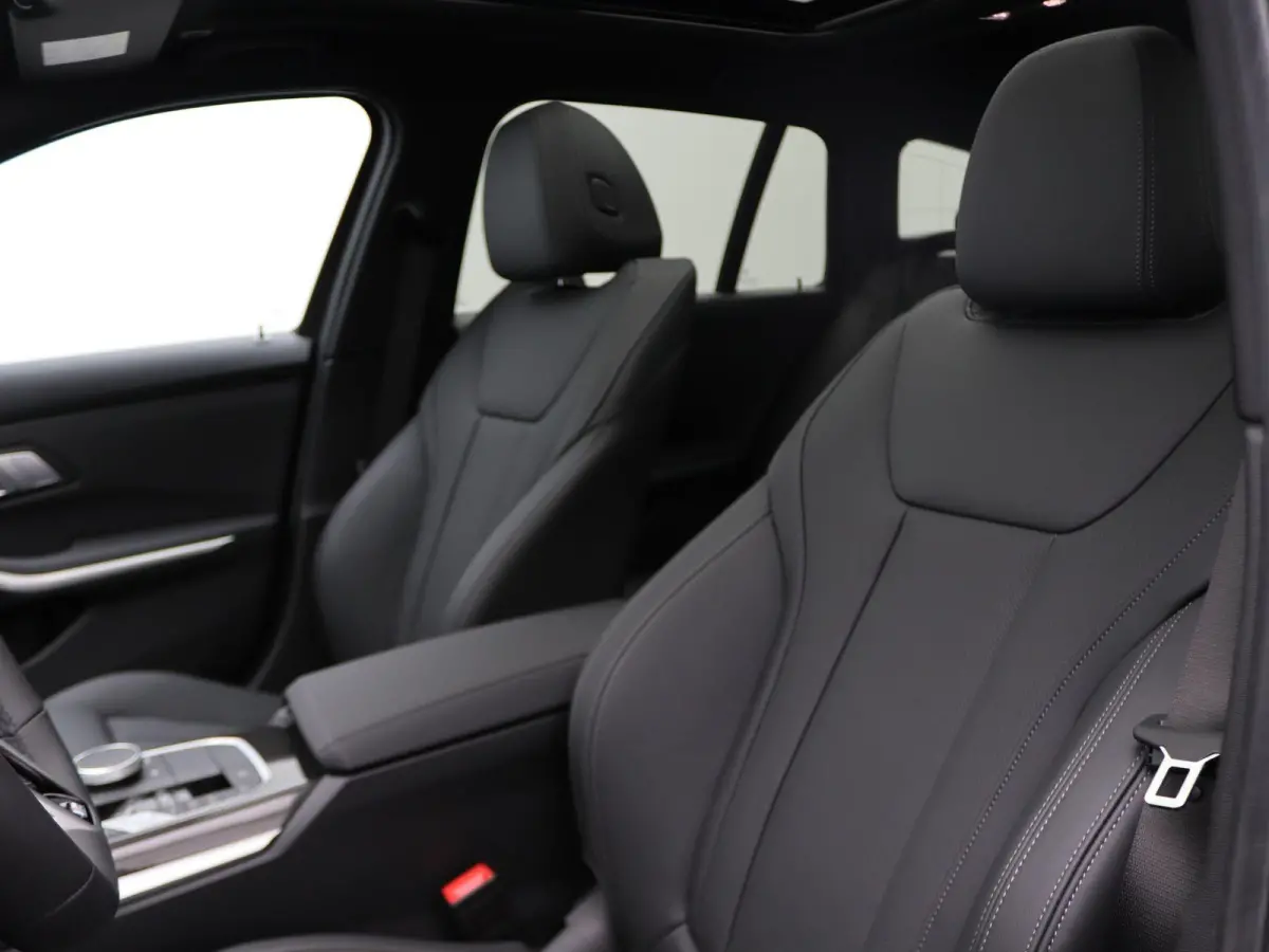330e M Sport Edition | SoH 100% | Innovation Pack | Comfort Pack | Stuurwielrand Verwarmd | Trekhaak | Panoramdak | Elektrisch Verstelbare Sportstoelen | Driving Assistant | DAB | HiFi | 19'