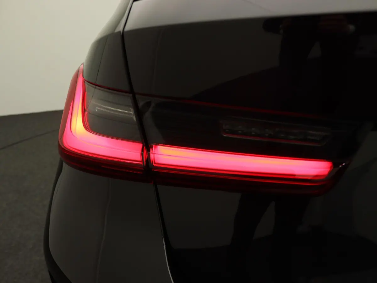 330e M Sport Edition | SoH 100% | Innovation Pack | Comfort Pack | Stuurwielrand Verwarmd | Trekhaak | Panoramdak | Elektrisch Verstelbare Sportstoelen | Driving Assistant | DAB | HiFi | 19'