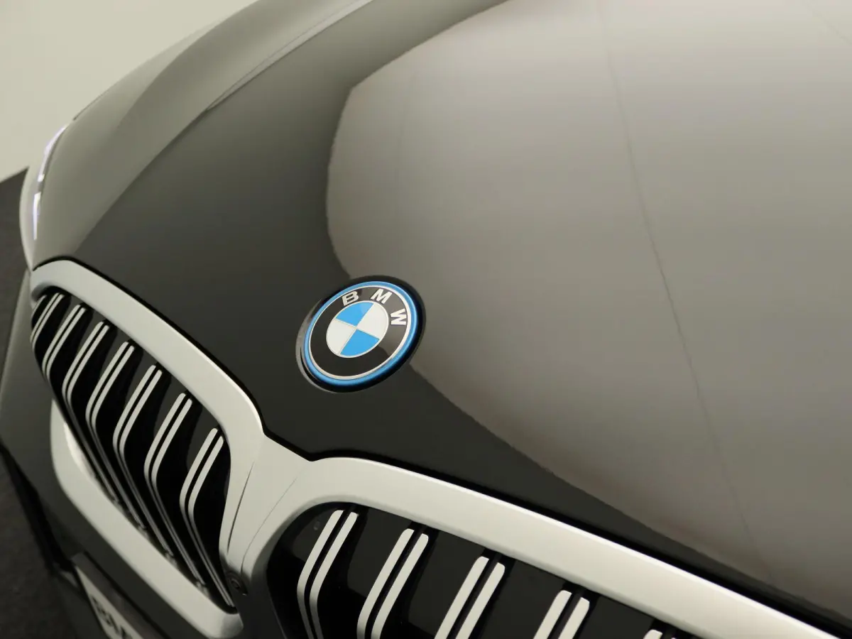 330e M Sport Edition | SoH 100% | Innovation Pack | Comfort Pack | Stuurwielrand Verwarmd | Trekhaak | Panoramdak | Elektrisch Verstelbare Sportstoelen | Driving Assistant | DAB | HiFi | 19'
