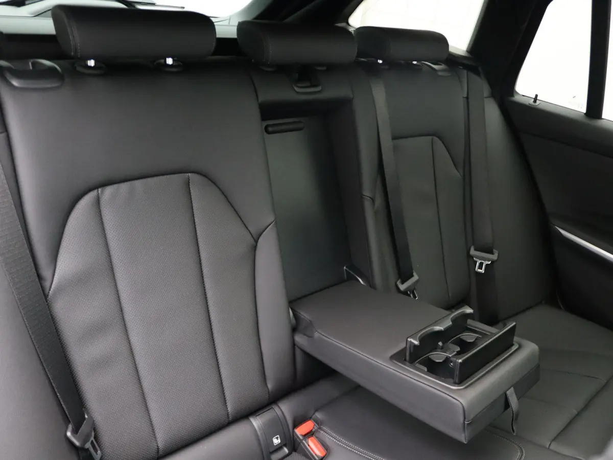 330e M Sport Edition | SoH 100% | Innovation Pack | Comfort Pack | Stuurwielrand Verwarmd | Trekhaak | Panoramdak | Elektrisch Verstelbare Sportstoelen | Driving Assistant | DAB | HiFi | 19'