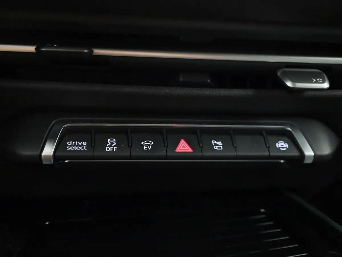 1.5 e-hybrid S edition l Demo l Adaptive cruise control l Achteruitrijcamera l Navigatie l Verwarmbare voorstoelen l Dodehoekdetectie l Matrix LED koplampen l Comfortsleutel l Alarm Klasse I