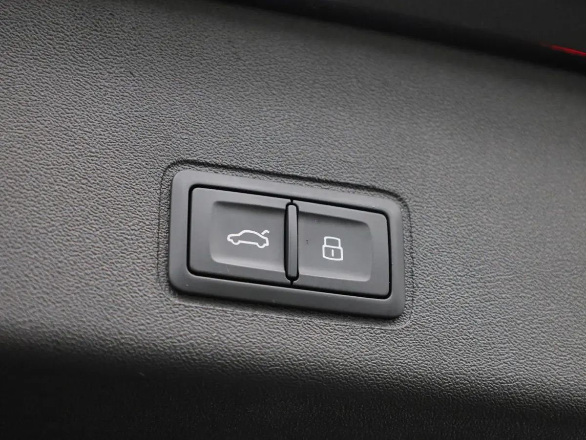 1.5 e-hybrid S edition l Demo l Adaptive cruise control l Achteruitrijcamera l Navigatie l Verwarmbare voorstoelen l Dodehoekdetectie l Matrix LED koplampen l Comfortsleutel l Alarm Klasse I