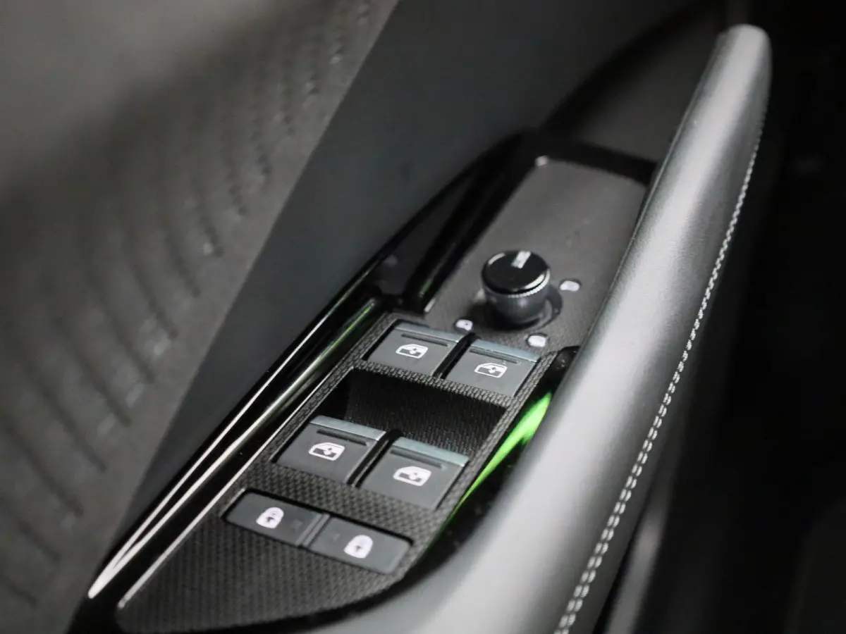 1.5 e-hybrid S edition l Demo l Adaptive cruise control l Achteruitrijcamera l Navigatie l Verwarmbare voorstoelen l Dodehoekdetectie l Matrix LED koplampen l Comfortsleutel l Alarm Klasse I