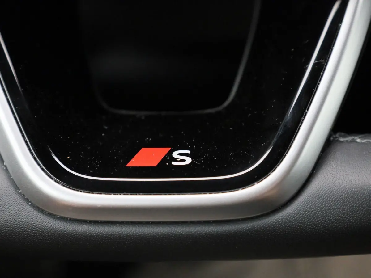 1.5 e-hybrid S edition l Demo l Adaptive cruise control l Achteruitrijcamera l Navigatie l Verwarmbare voorstoelen l Dodehoekdetectie l Matrix LED koplampen l Comfortsleutel l Alarm Klasse I