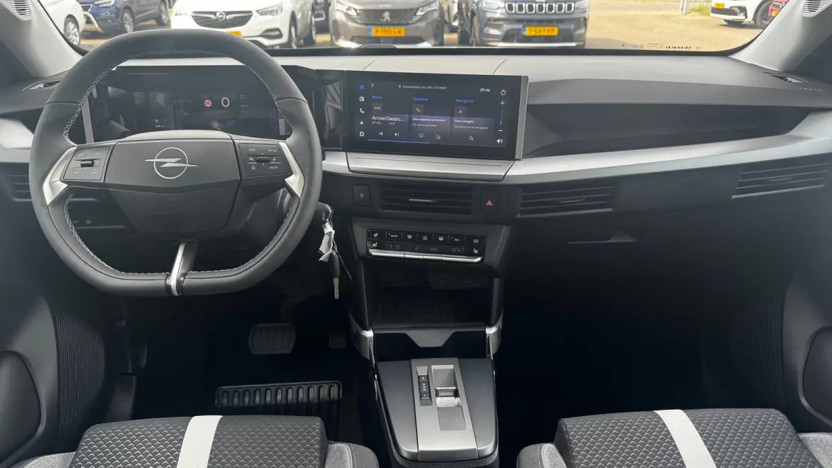 GS €3000,- voorraad voordeel | 17" Lichtmetalen velgen in Zwart met 215/60 R17 banden | Achteruitrijcamera | Dode hoek waarschuwing