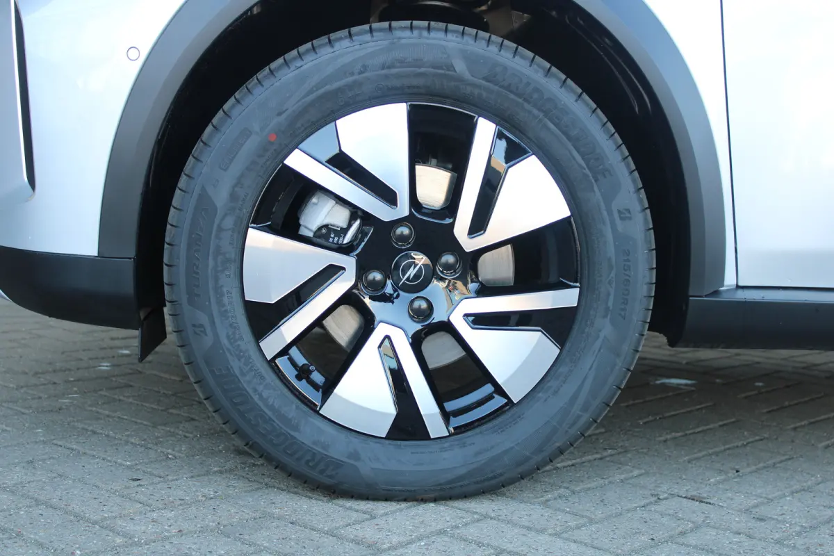 GS €3000,- voorraad voordeel | 17" Lichtmetalen velgen in Zwart met 215/60 R17 banden | Achteruitrijcamera | Dode hoek waarschuwing