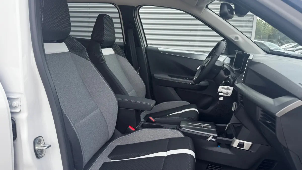 GS €3000,- voorraad voordeel | 17" Lichtmetalen velgen in Zwart met 215/60 R17 banden | Achteruitrijcamera | Dode hoek waarschuwing