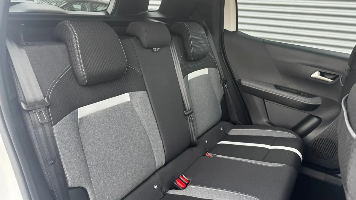 GS €3000,- voorraad voordeel | 17" Lichtmetalen velgen in Zwart met 215/60 R17 banden | Achteruitrijcamera | Dode hoek waarschuwing