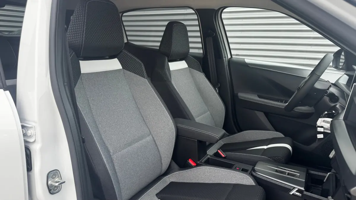 GS €3000,- voorraad voordeel | 17" Lichtmetalen velgen in Zwart met 215/60 R17 banden | Achteruitrijcamera | Dode hoek waarschuwing