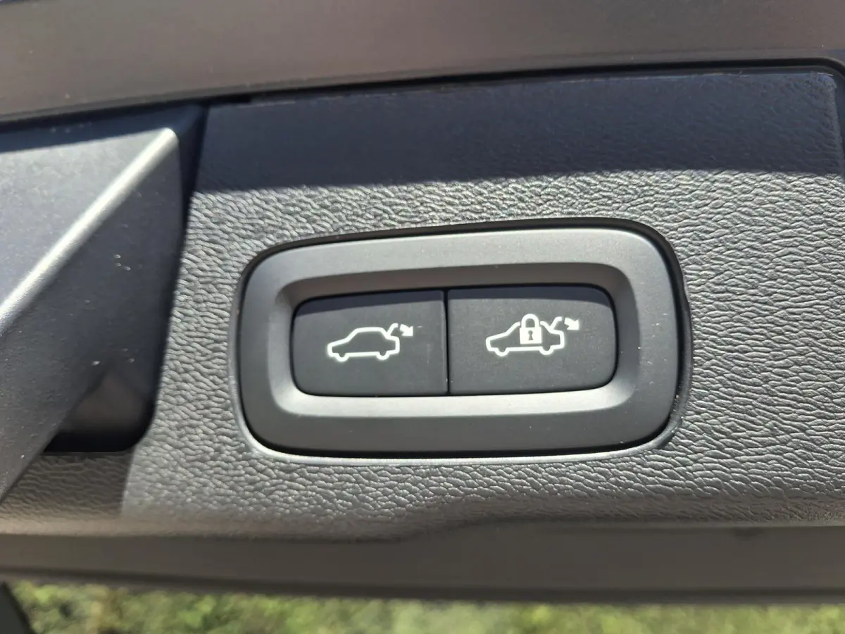 T6 Plug-in hybrid AWD Ultra Dark | Panormadak | Luchtvering | Bowers & Wilkinis | Nappaleder | Trekhaak |