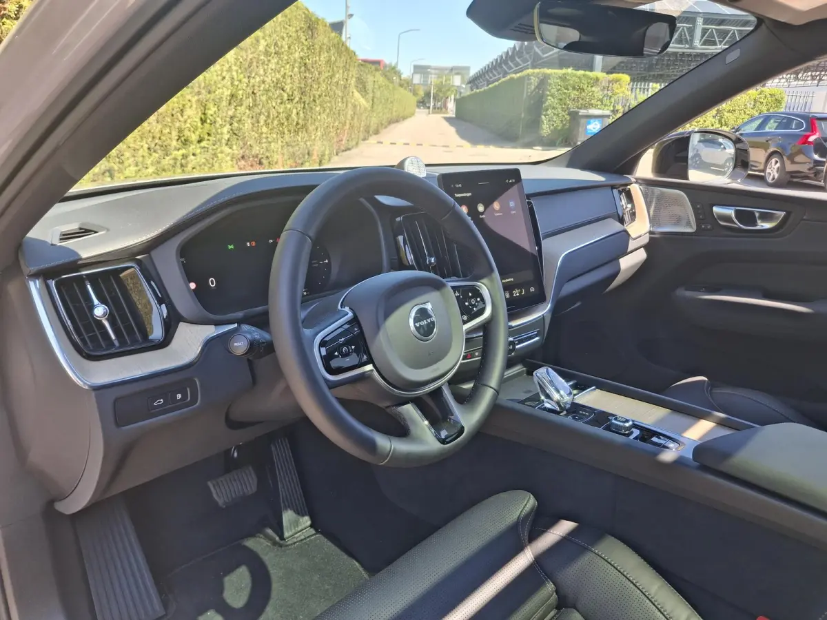 T6 Plug-in hybrid AWD Ultra Dark | Panormadak | Luchtvering | Bowers & Wilkinis | Nappaleder | Trekhaak |
