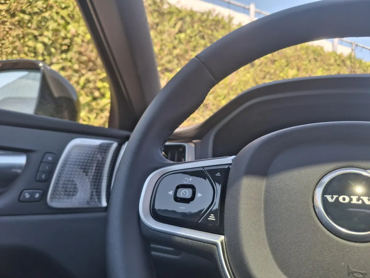 T6 Plug-in hybrid AWD Ultra Dark | Panormadak | Luchtvering | Bowers & Wilkinis | Nappaleder | Trekhaak |