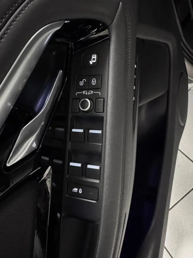 2.0 P250 AWD R-Dynamic SE