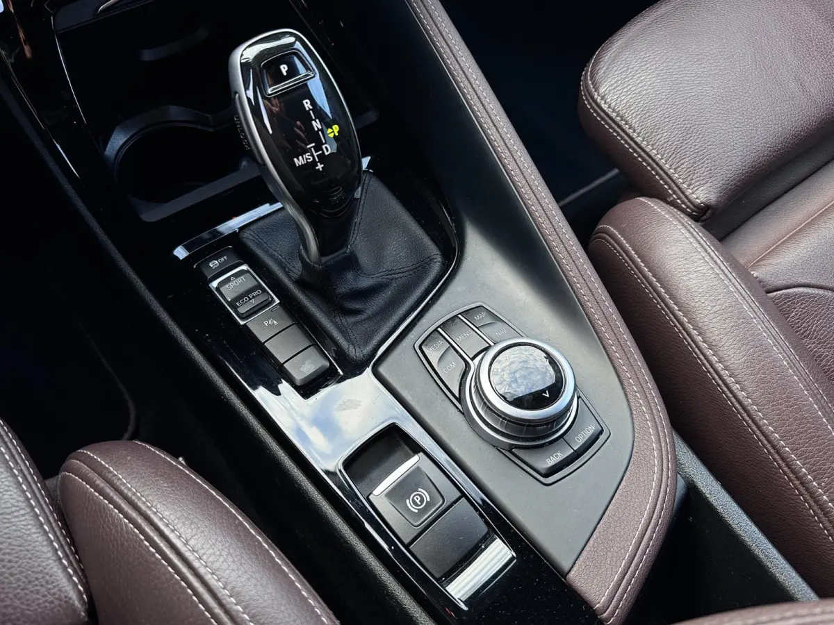SDrive 2.0i M-Sport | LED | Elektr. stoelen | Dealer OH | 1e eigenaar | Stoelverwarming | 20i | Leder