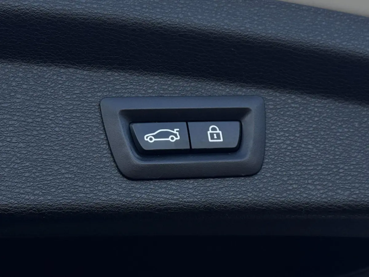 SDrive 2.0i M-Sport | LED | Elektr. stoelen | Dealer OH | 1e eigenaar | Stoelverwarming | 20i | Leder