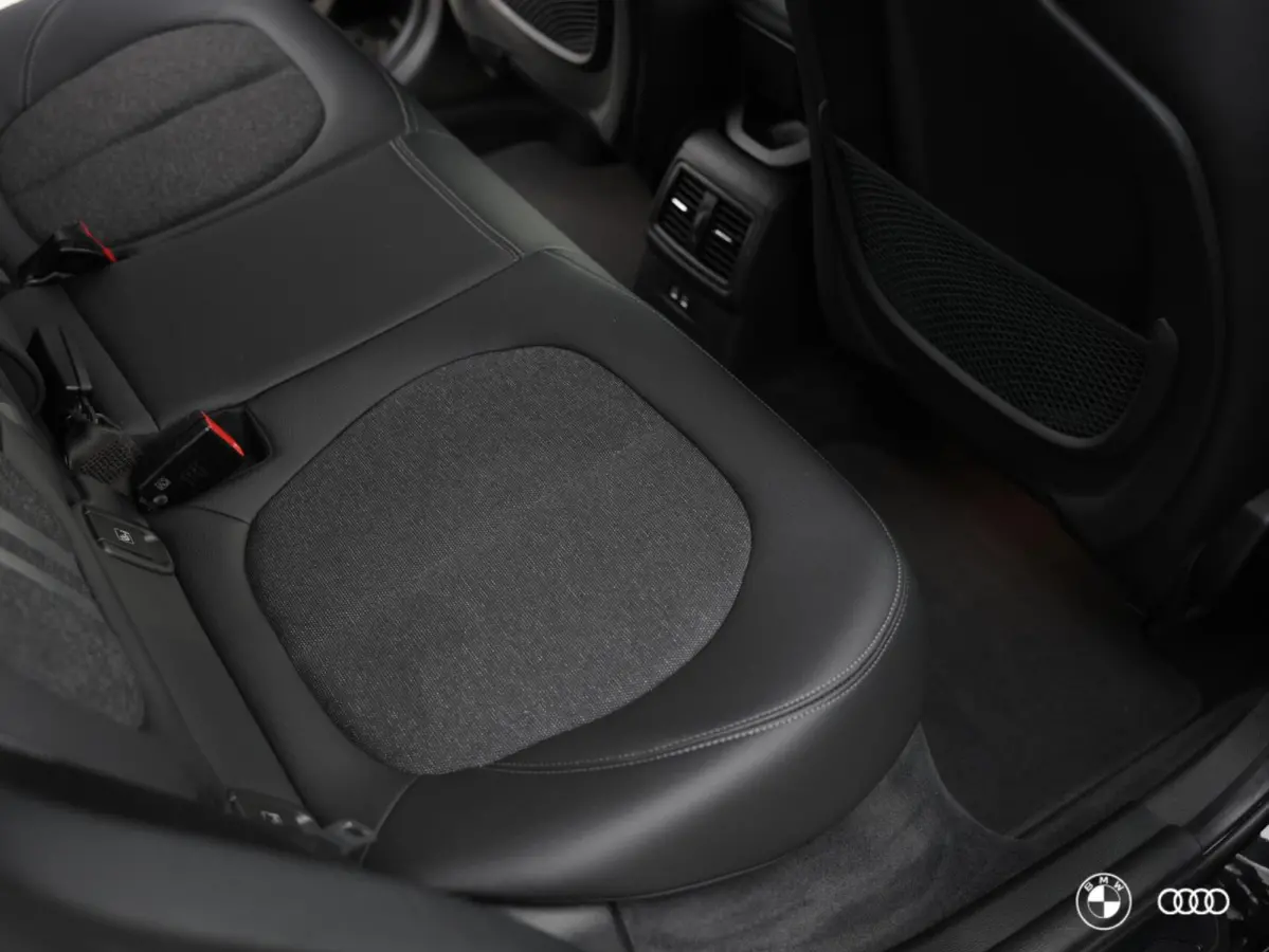 xDr25e M SPORT BLACK ED. / ACC / TREKHAAK / AMBIENTE / 18"