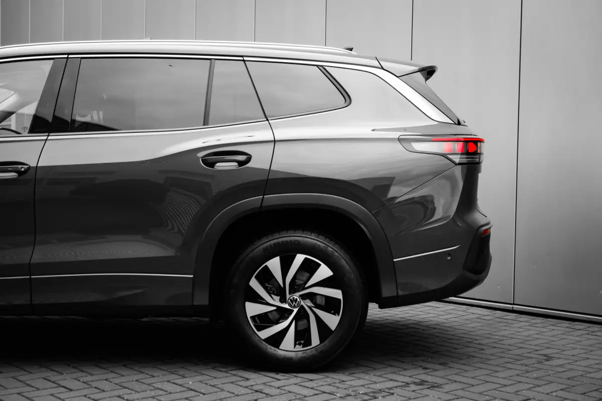Life Edition | Trekhaak inklapbaar | 'App-Connect' draadloze smartphone integratie | Automatische afstandsregeling (Adaptive Cruise Control) | Buitenspiegels elektrisch instel-, verwarm- en 