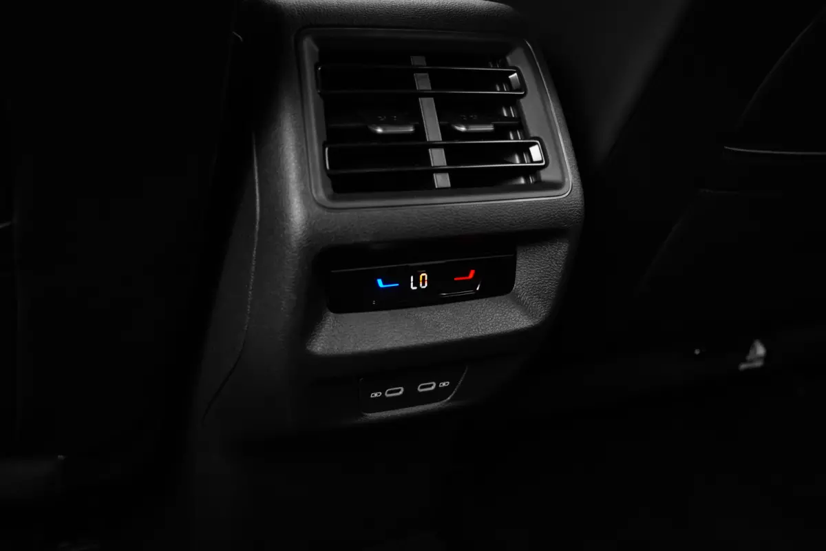 Life Edition | Trekhaak inklapbaar | 'App-Connect' draadloze smartphone integratie | Automatische afstandsregeling (Adaptive Cruise Control) | Buitenspiegels elektrisch instel-, verwarm- en 