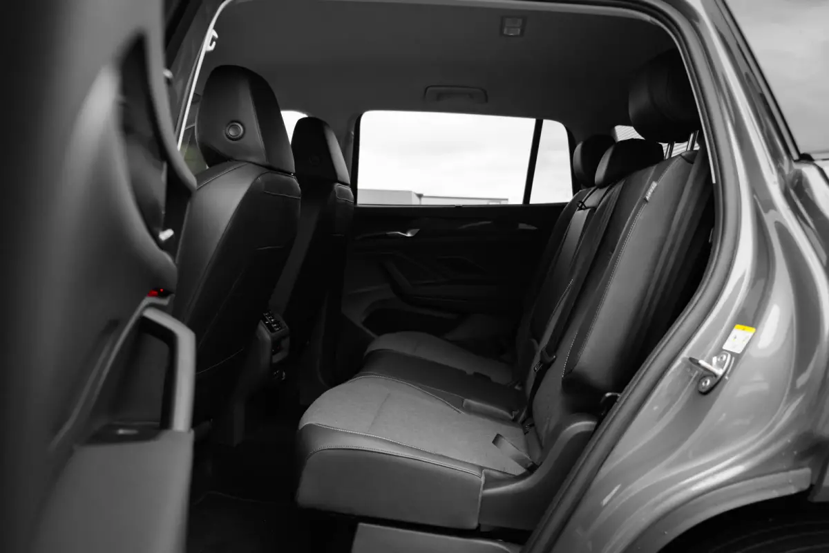 Life Edition | Trekhaak inklapbaar | 'App-Connect' draadloze smartphone integratie | Automatische afstandsregeling (Adaptive Cruise Control) | Buitenspiegels elektrisch instel-, verwarm- en 