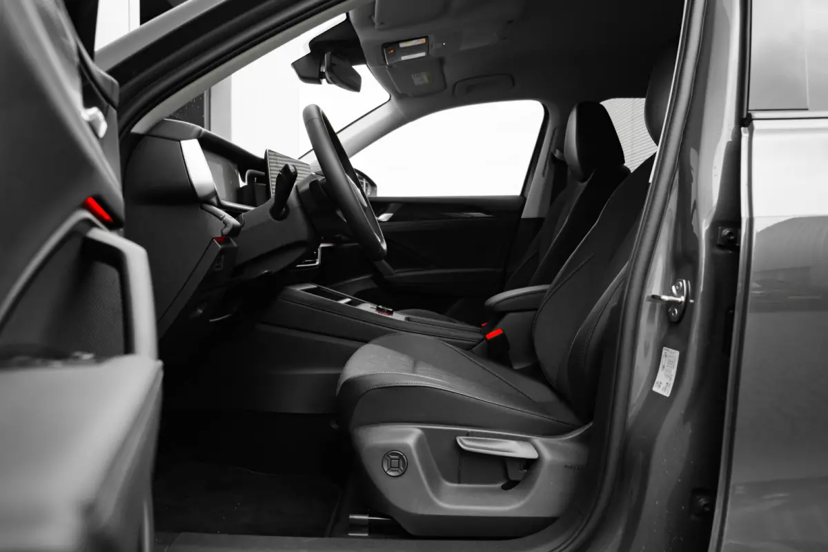 Life Edition | Trekhaak inklapbaar | 'App-Connect' draadloze smartphone integratie | Automatische afstandsregeling (Adaptive Cruise Control) | Buitenspiegels elektrisch instel-, verwarm- en 