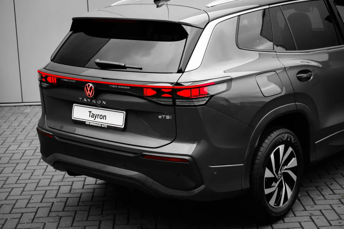 Life Edition | Trekhaak inklapbaar | 'App-Connect' draadloze smartphone integratie | Automatische afstandsregeling (Adaptive Cruise Control) | Buitenspiegels elektrisch instel-, verwarm- en 