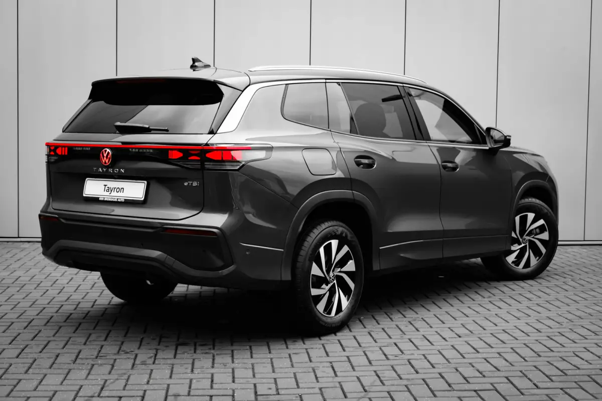 Life Edition | Trekhaak inklapbaar | 'App-Connect' draadloze smartphone integratie | Automatische afstandsregeling (Adaptive Cruise Control) | Buitenspiegels elektrisch instel-, verwarm- en 