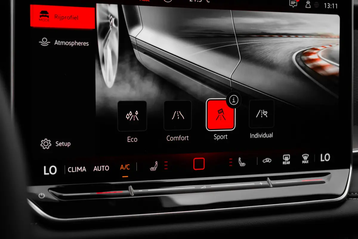 Life Edition | Trekhaak inklapbaar | 'App-Connect' draadloze smartphone integratie | Automatische afstandsregeling (Adaptive Cruise Control) | Buitenspiegels elektrisch instel-, verwarm- en 