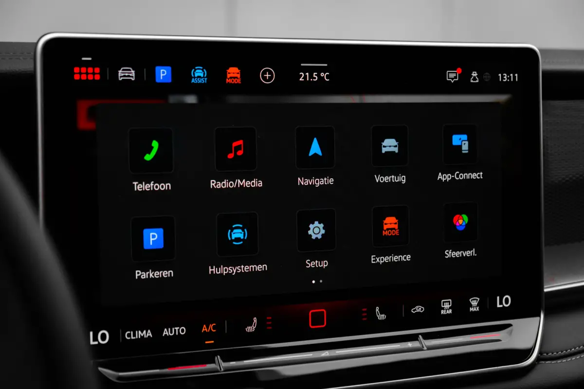Life Edition | Trekhaak inklapbaar | 'App-Connect' draadloze smartphone integratie | Automatische afstandsregeling (Adaptive Cruise Control) | Buitenspiegels elektrisch instel-, verwarm- en 
