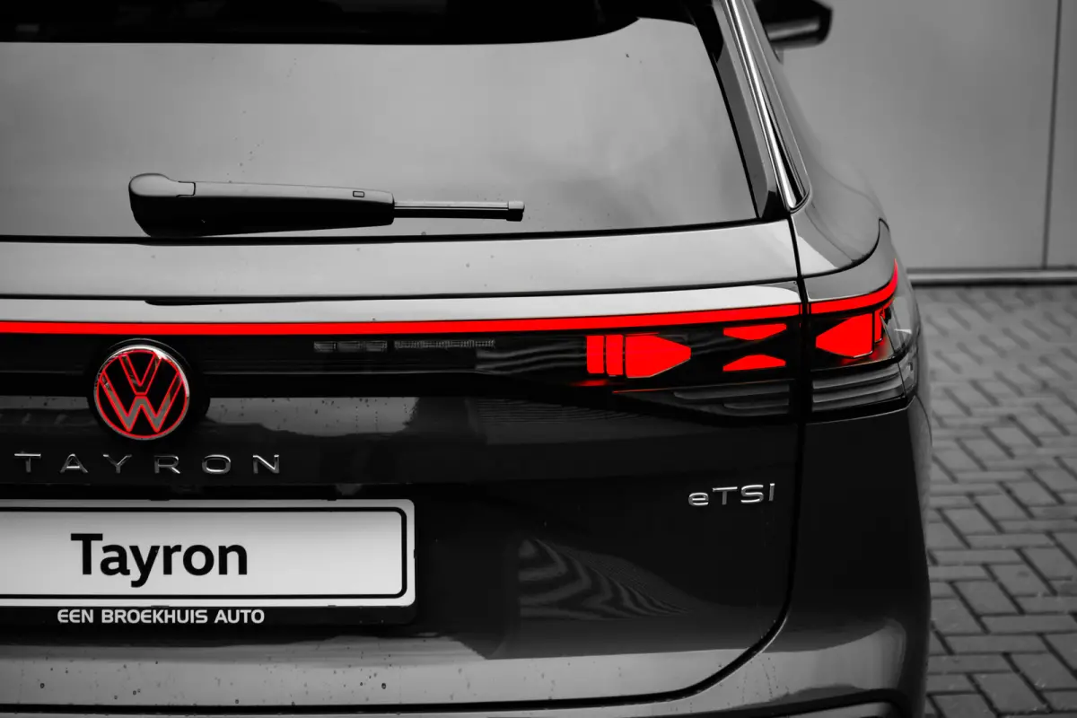 Life Edition | Trekhaak inklapbaar | 'App-Connect' draadloze smartphone integratie | Automatische afstandsregeling (Adaptive Cruise Control) | Buitenspiegels elektrisch instel-, verwarm- en 