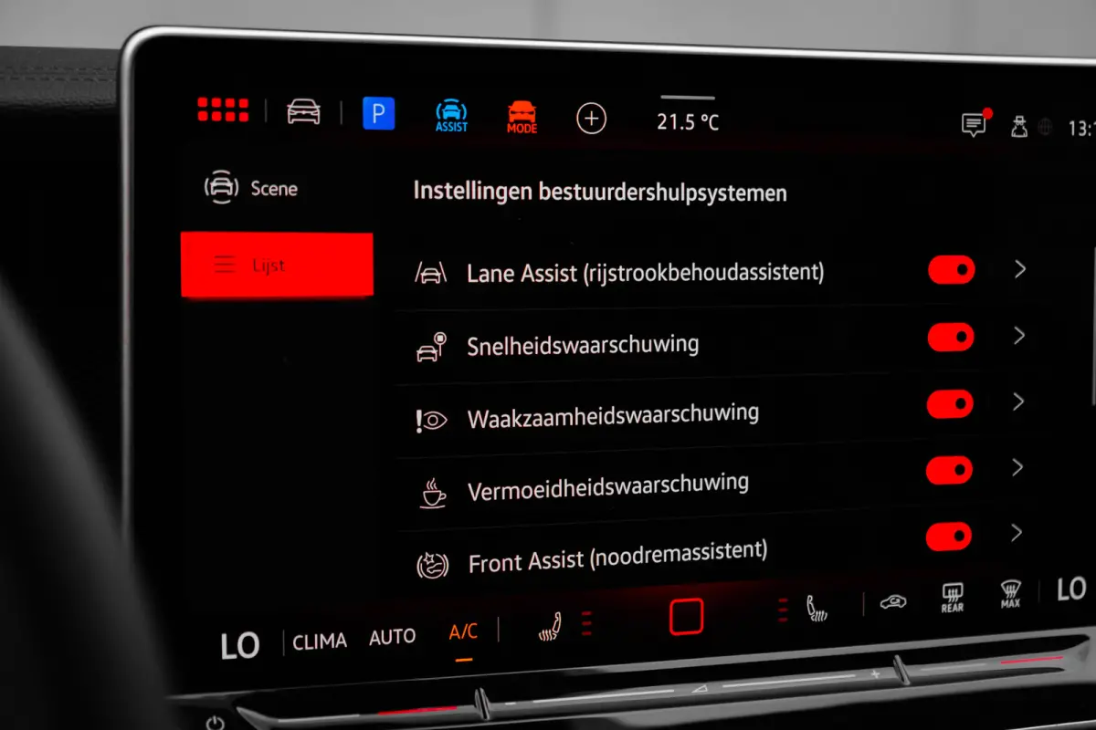 Life Edition | Trekhaak inklapbaar | 'App-Connect' draadloze smartphone integratie | Automatische afstandsregeling (Adaptive Cruise Control) | Buitenspiegels elektrisch instel-, verwarm- en 