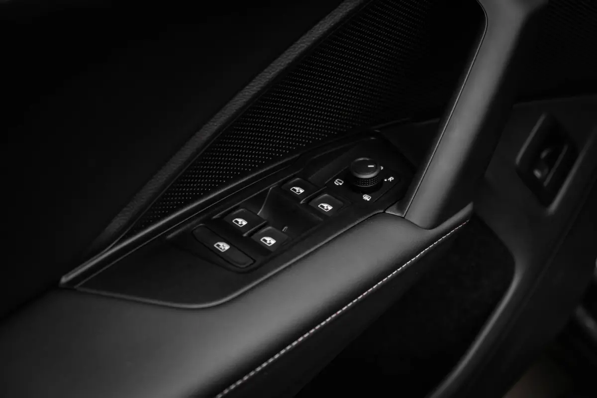 Life Edition | Trekhaak inklapbaar | 'App-Connect' draadloze smartphone integratie | Automatische afstandsregeling (Adaptive Cruise Control) | Buitenspiegels elektrisch instel-, verwarm- en 