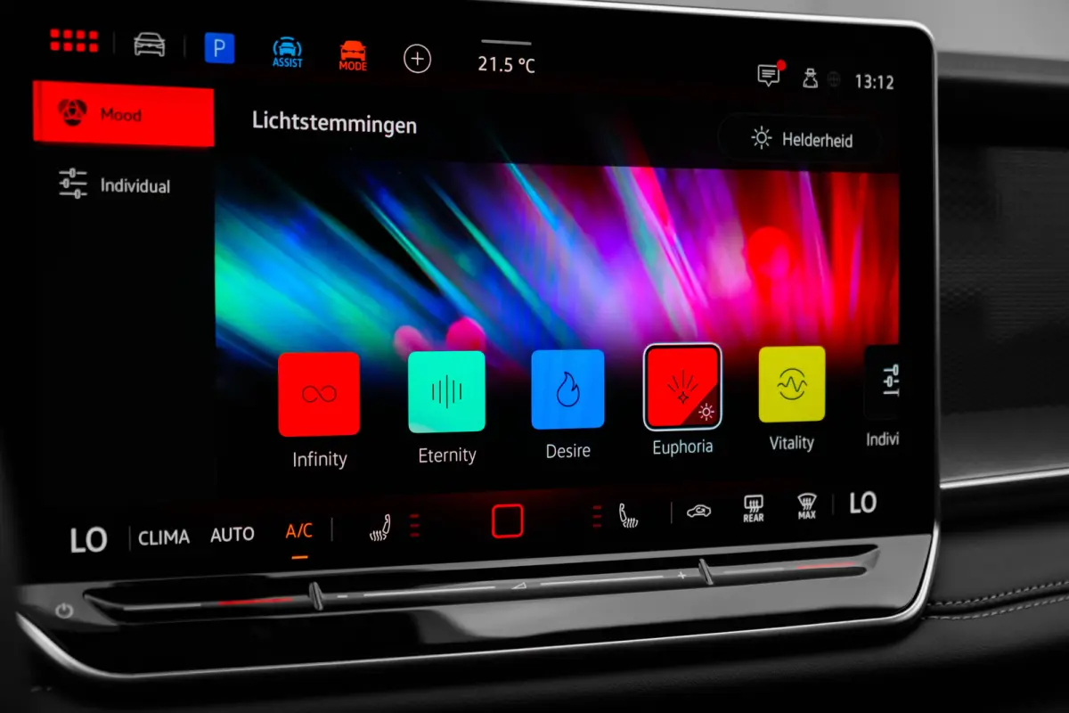 Life Edition | Trekhaak inklapbaar | 'App-Connect' draadloze smartphone integratie | Automatische afstandsregeling (Adaptive Cruise Control) | Buitenspiegels elektrisch instel-, verwarm- en 