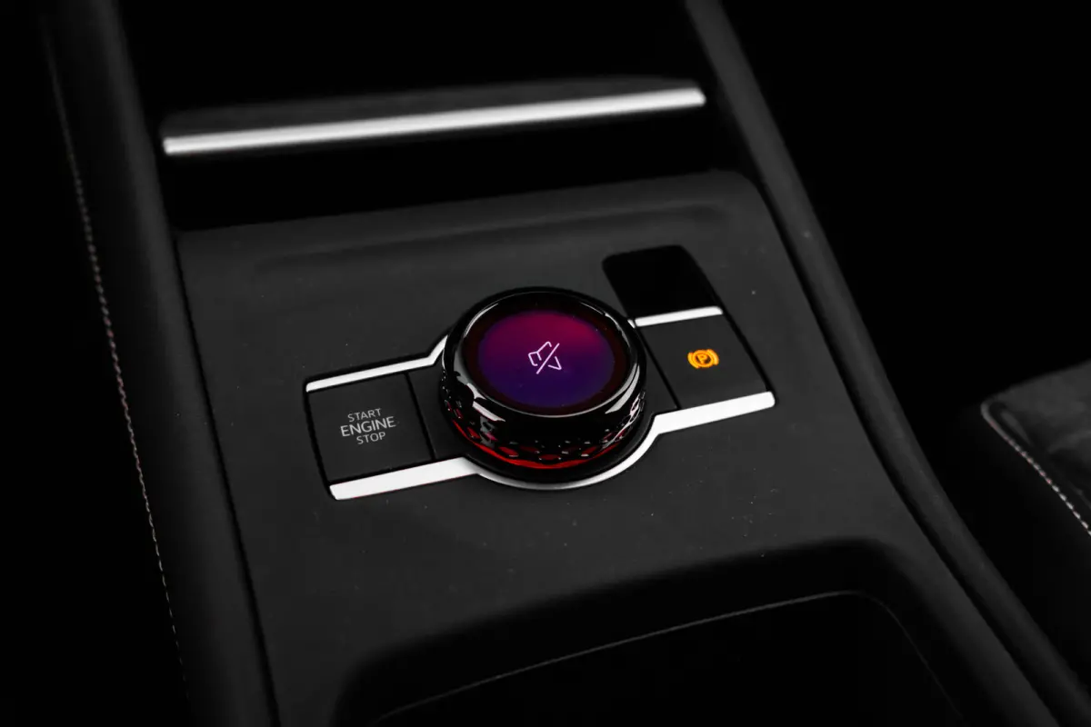 Life Edition | Trekhaak inklapbaar | 'App-Connect' draadloze smartphone integratie | Automatische afstandsregeling (Adaptive Cruise Control) | Buitenspiegels elektrisch instel-, verwarm- en 
