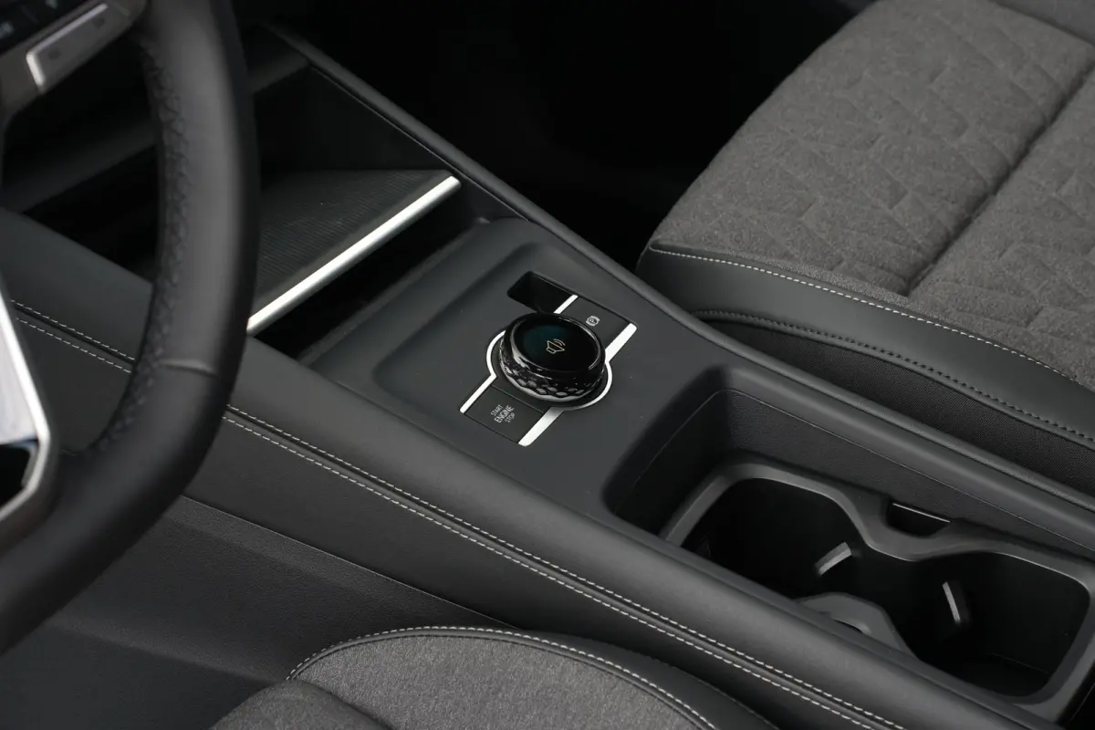 Life Edition | Trekhaak inklapbaar | 'App-Connect' draadloze smartphone integratie | Automatische afstandsregeling (Adaptive Cruise Control) | Buitenspiegels elektrisch instel-, verwarm- en 