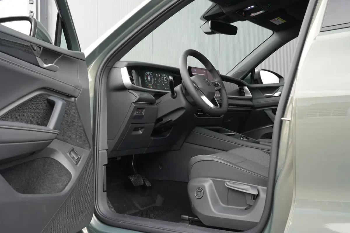 Life Edition | Trekhaak inklapbaar | 'App-Connect' draadloze smartphone integratie | Automatische afstandsregeling (Adaptive Cruise Control) | Buitenspiegels elektrisch instel-, verwarm- en 