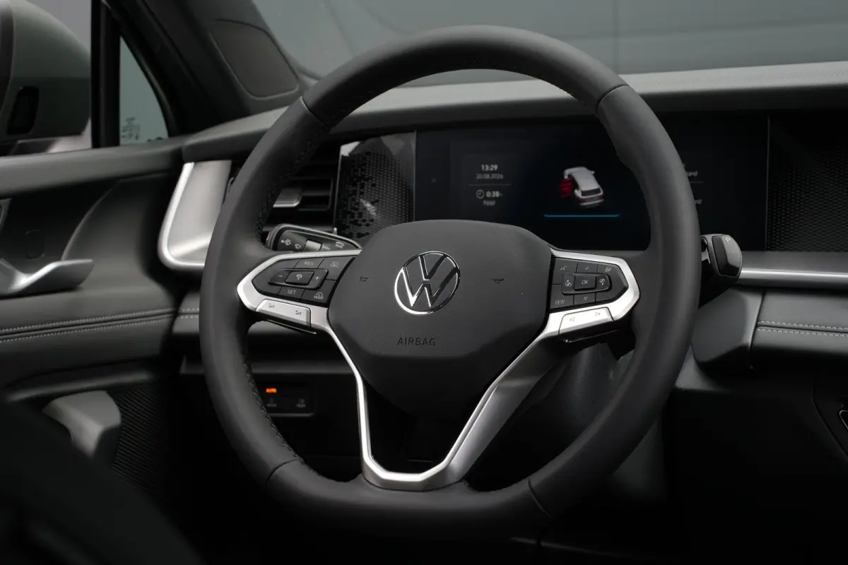 Life Edition | Trekhaak inklapbaar | 'App-Connect' draadloze smartphone integratie | Automatische afstandsregeling (Adaptive Cruise Control) | Buitenspiegels elektrisch instel-, verwarm- en 