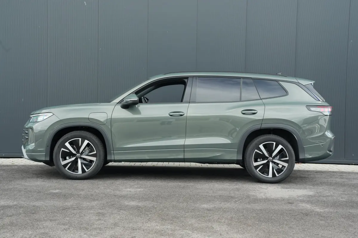 Life Edition | Trekhaak inklapbaar | 'App-Connect' draadloze smartphone integratie | Automatische afstandsregeling (Adaptive Cruise Control) | Buitenspiegels elektrisch instel-, verwarm- en 