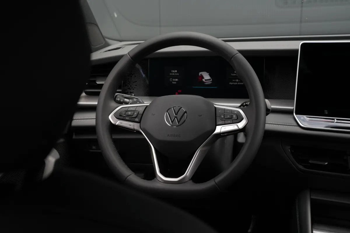 Life Edition | Trekhaak inklapbaar | 'App-Connect' draadloze smartphone integratie | Automatische afstandsregeling (Adaptive Cruise Control) | Buitenspiegels elektrisch instel-, verwarm- en 