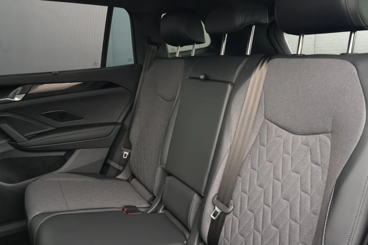 Life Edition | Trekhaak inklapbaar | 'App-Connect' draadloze smartphone integratie | Automatische afstandsregeling (Adaptive Cruise Control) | Buitenspiegels elektrisch instel-, verwarm- en 