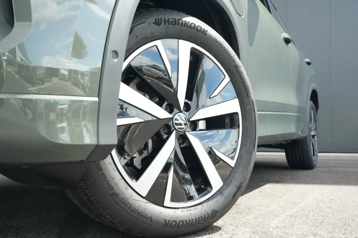 Life Edition | Trekhaak inklapbaar | 'App-Connect' draadloze smartphone integratie | Automatische afstandsregeling (Adaptive Cruise Control) | Buitenspiegels elektrisch instel-, verwarm- en 