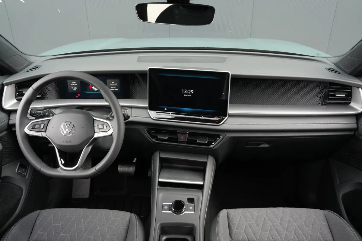 Life Edition | Trekhaak inklapbaar | 'App-Connect' draadloze smartphone integratie | Automatische afstandsregeling (Adaptive Cruise Control) | Buitenspiegels elektrisch instel-, verwarm- en 