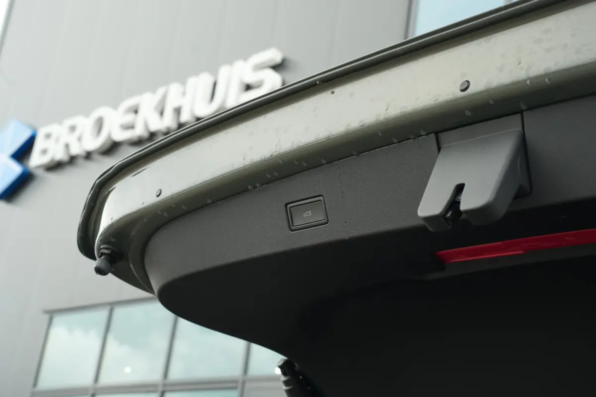 Life Edition | Trekhaak inklapbaar | 'App-Connect' draadloze smartphone integratie | Automatische afstandsregeling (Adaptive Cruise Control) | Buitenspiegels elektrisch instel-, verwarm- en 