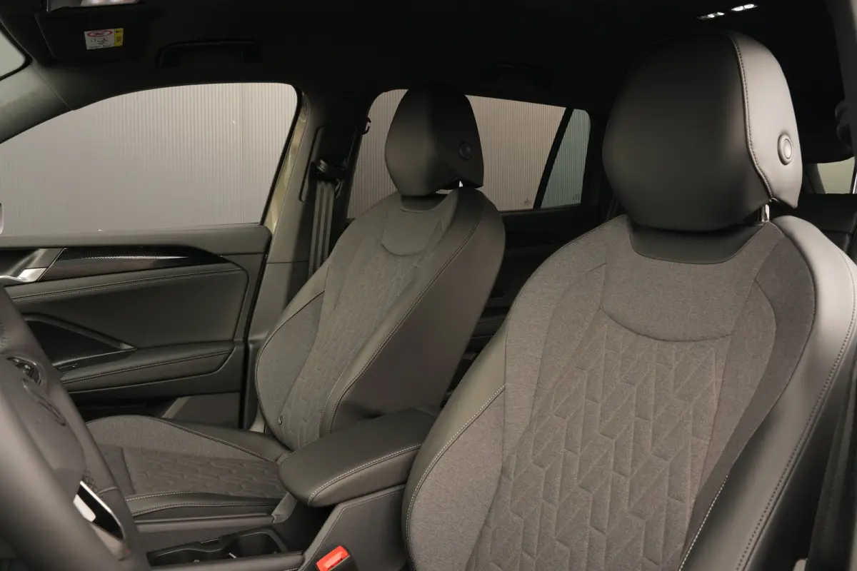 Life Edition | Trekhaak inklapbaar | 'App-Connect' draadloze smartphone integratie | Automatische afstandsregeling (Adaptive Cruise Control) | Buitenspiegels elektrisch instel-, verwarm- en 