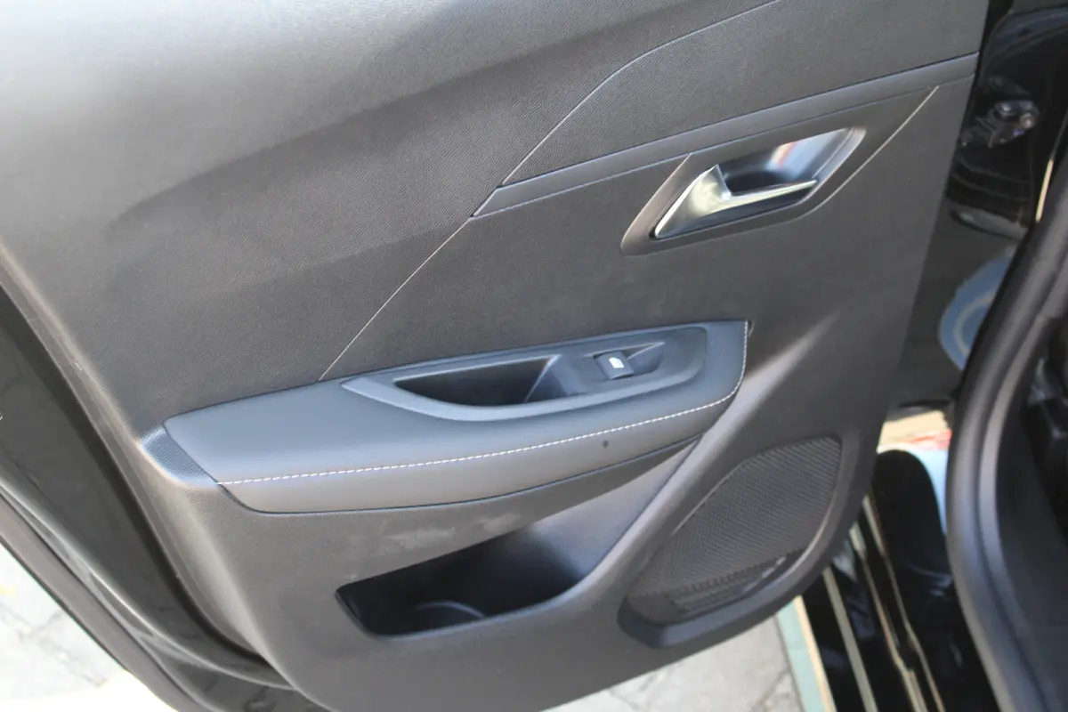Allure | Elektrische parkeerrem | Extra getinte achterste zijruiten en achterruit | Extra getinte achterste zijruiten en achterruit