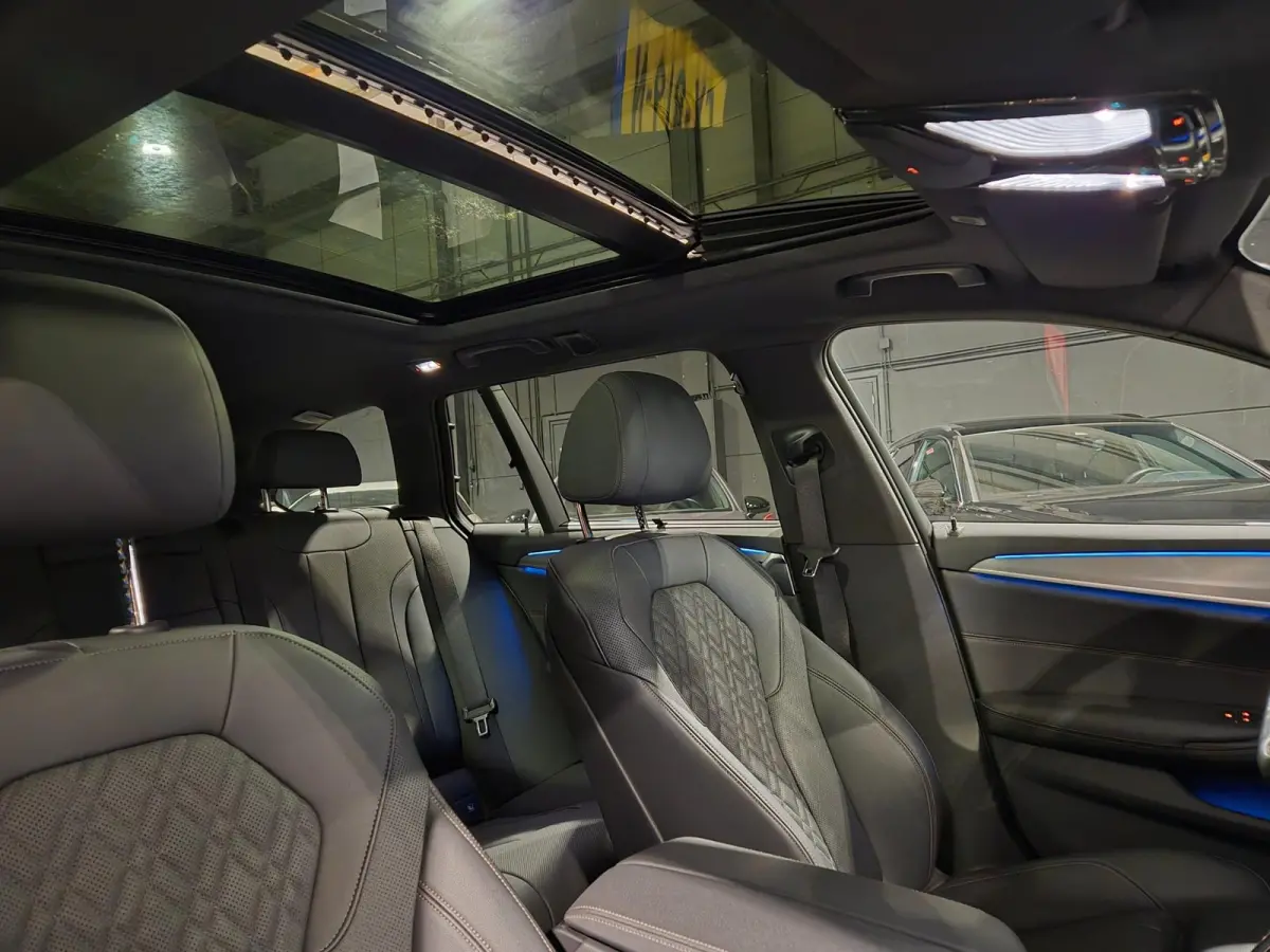530e Business Edition Plus M-Sport - Panoramadak - Leder - LED - Stoel en Stuurverw - Incl BTW