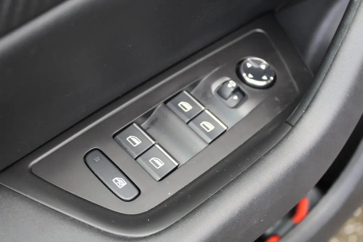 1.2 PureTech Allure Pack 131PK | Parkeercamera | Carplay | Climate Control | LMV | NAVI